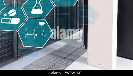 Abbildung mehrerer medizinischer Symbole im Computerserverraum Stockfoto