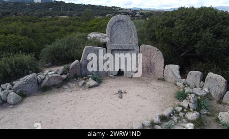 Riesen-Grab von S'Ena e Thomes, erbaut während der Bronzezeit von der Nuragic-Zivilisation Doragli, Sardinien, Italien Stockfoto