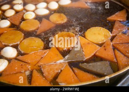 Oden ist eine Art von Nabemono, das traditionell in einem Donabe (Tontopf) gekocht wird und japanische Fischkuchen, Konnyaku oder Tofu enthält. Stockfoto