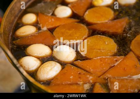 Oden ist eine Art von Nabemono, das traditionell in einem Donabe (Tontopf) gekocht wird und japanische Fischkuchen, Konnyaku oder Tofu enthält. Stockfoto