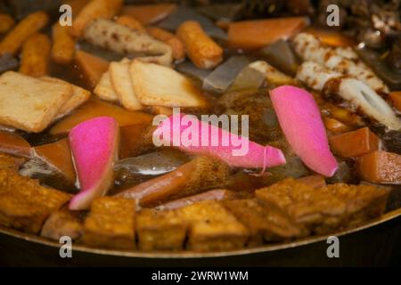 Oden ist eine Art von Nabemono, das traditionell in einem Donabe (Tontopf) gekocht wird und japanische Fischkuchen, Konnyaku oder Tofu enthält. Stockfoto