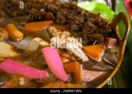 Oden ist eine Art von Nabemono, das traditionell in einem Donabe (Tontopf) gekocht wird und japanische Fischkuchen, Konnyaku oder Tofu enthält. Stockfoto