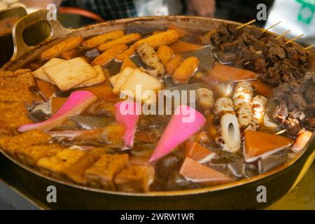 Oden ist eine Art von Nabemono, das traditionell in einem Donabe (Tontopf) gekocht wird und japanische Fischkuchen, Konnyaku oder Tofu enthält. Stockfoto