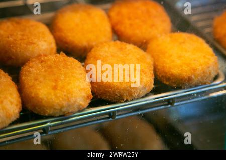 Japanische Kroketten werden Korokke (コロッケ) genannt und der klassische Stil besteht aus Kartoffelpüree, gemischt mit sautiertem Hackfleisch und Zwiebeln. Stockfoto