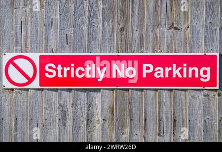Ein Schild mit einem Holzzaun, das strikt verboten ist Stockfoto