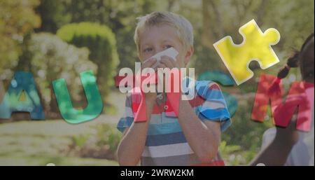 Bild von bunten Puzzleteilen und Autistext über Kinderfreunden, die die Nase niesen Stockfoto