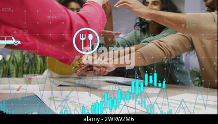 Bild von Diagrammen, Zahlen, Symbolen, verschiedenen Kollegen, die diskutieren und Hände zusammensetzen Stockfoto