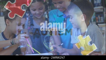 Bild von bunten Puzzleteilen und Autismus-Text über Kinder Freunde mit elektronischen Geräten Stockfoto
