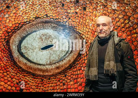 Oberhausen, Deutschland. März 2024. Co-Kurator der Ausstellung und Kurator von „The Wave“, Nils Sparwasser, mit einer der Exponate, „Mosaiksteinchen“ von Kat Zhou, einer Detailaufnahme des Auges eines Ammenhais auf den Bahamas. „Planet Ozean“ (Planet Ozean) wird vom 15. März bis Ende Dezember 2024 in diesem beliebten Ausstellungsort gezeigt. Die Ausstellung veranschaulicht die Schönheit der Ozeanwelt sowie ihre ökologischen Herausforderungen. Es umfasst rund 160 großformatige Fotos, Videos, Sound sowie weitere Exponate aus der ozeanischen und natürlichen Umwelt, einschließlich der Stockfoto