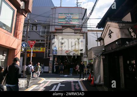 Kyoto, Japan; 10. Oktober 2023: Der Nishiki-Markt ist ein überfülltes Restaurant und ein reichhaltiges Speisenangebot, das sich in Kyoto befindet. Stockfoto