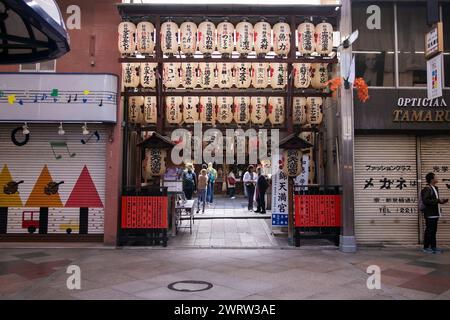 Kyoto, Japan; 10. Oktober 2023: Der Nishiki-Markt ist ein überfülltes Restaurant und ein reichhaltiges Speisenangebot, das sich in Kyoto befindet. Stockfoto