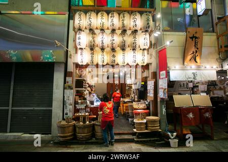 Kyoto, Japan; 10. Oktober 2023: Der Nishiki-Markt ist ein überfülltes Restaurant und ein reichhaltiges Speisenangebot, das sich in Kyoto befindet. Stockfoto