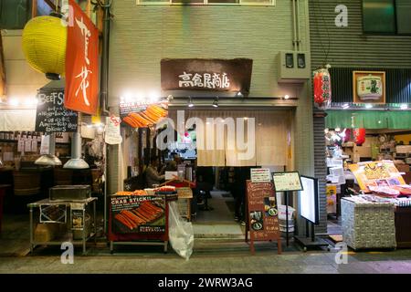 Kyoto, Japan; 10. Oktober 2023: Der Nishiki-Markt ist ein überfülltes Restaurant und ein reichhaltiges Speisenangebot, das sich in Kyoto befindet. Stockfoto