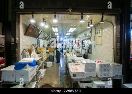 Kyoto, Japan; 10. Oktober 2023: Der Nishiki-Markt ist ein überfülltes Restaurant und ein reichhaltiges Speisenangebot, das sich in Kyoto befindet. Stockfoto