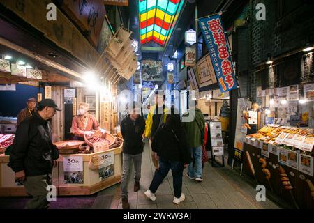 Kyoto, Japan; 10. Oktober 2023: Der Nishiki-Markt ist ein überfülltes Restaurant und ein reichhaltiges Speisenangebot, das sich in Kyoto befindet. Stockfoto