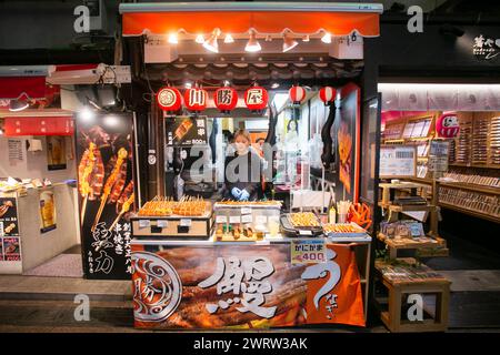 Kyoto, Japan; 10. Oktober 2023: Der Nishiki-Markt ist ein überfülltes Restaurant und ein reichhaltiges Speisenangebot, das sich in Kyoto befindet. Stockfoto