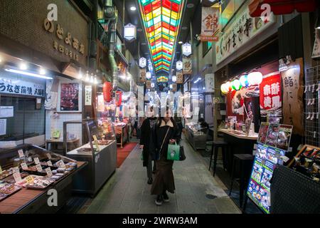 Kyoto, Japan; 10. Oktober 2023: Der Nishiki-Markt ist ein überfülltes Restaurant und ein reichhaltiges Speisenangebot, das sich in Kyoto befindet. Stockfoto