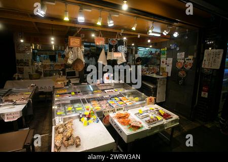 Kyoto, Japan; 10. Oktober 2023: Der Nishiki-Markt ist ein überfülltes Restaurant und ein reichhaltiges Speisenangebot, das sich in Kyoto befindet. Stockfoto