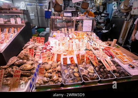 Kyoto, Japan; 10. Oktober 2023: Der Nishiki-Markt ist ein überfülltes Restaurant und ein reichhaltiges Speisenangebot, das sich in Kyoto befindet. Stockfoto