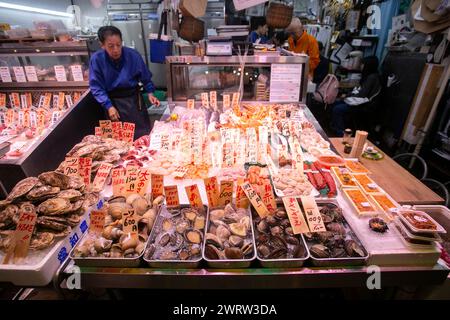 Kyoto, Japan; 10. Oktober 2023: Der Nishiki-Markt ist ein überfülltes Restaurant und ein reichhaltiges Speisenangebot, das sich in Kyoto befindet. Stockfoto