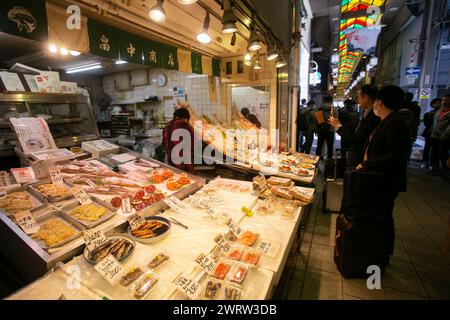 Kyoto, Japan; 10. Oktober 2023: Der Nishiki-Markt ist ein überfülltes Restaurant und ein reichhaltiges Speisenangebot, das sich in Kyoto befindet. Stockfoto