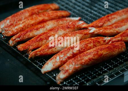 Rotes Krebsfleisch in einem Marktstand auf dem Nishiki Fischmarkt in Kyoto, Japan. Stockfoto