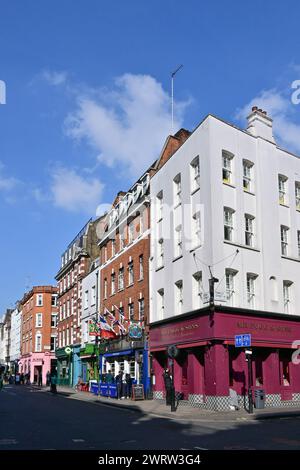 Gebäude mit Geschäften, Restaurants und einem Public House in der Dean Street (Ecke Romilly Street), Soho, London, England, Großbritannien. Stockfoto