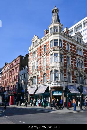 Gebäude an der Ecke Great Newport Street und Upper St Martins Lane, London, England, Großbritannien. Stockfoto