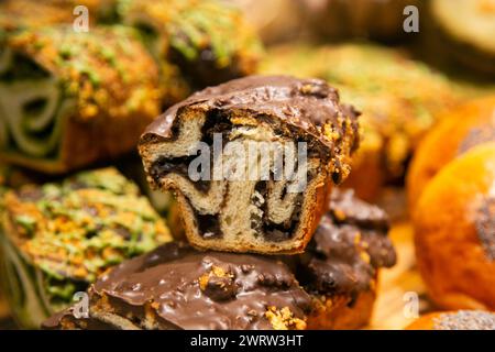 Marmor Schokolade und Matcha Tee Kuchen in einer japanischen Bäckerei in Kyoto. Stockfoto