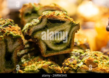 Marmor Schokolade und Matcha Tee Kuchen in einer japanischen Bäckerei in Kyoto. Stockfoto