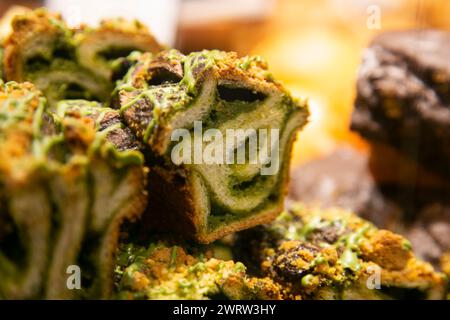 Marmor Schokolade und Matcha Tee Kuchen in einer japanischen Bäckerei in Kyoto. Stockfoto