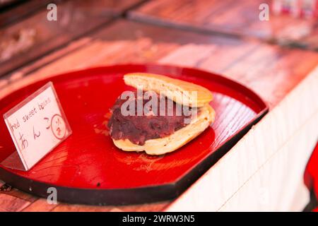 Traditionelle japanische süße gefüllte Azuki-Bohnenpaste oder Anko an einem Kioto Food Market Stand. Stockfoto