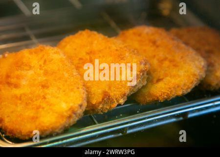 Japanische Kroketten werden Korokke (コロッケ) genannt und der klassische Stil besteht aus Kartoffelpüree, gemischt mit sautiertem Hackfleisch und Zwiebeln. Stockfoto