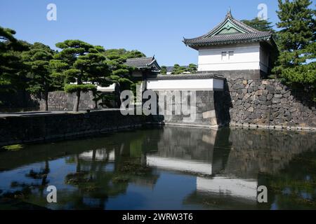 Im Japanischen Kaiserpalast in Tokio, Japan, umgeben massive Steinmauern Honmaru (die innere Zitadelle) Stockfoto