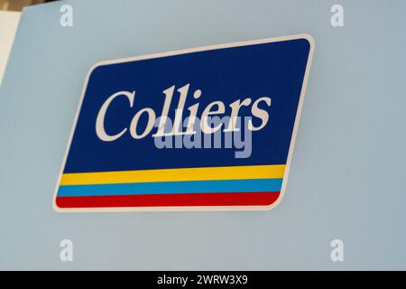 Cannes, Frankreich. März 2024. Das COLLIERS-Logo auf der MIPIM in Cannes, Frankreich, am 13. März 2024. Foto: Laurent Coust/ABACAPRESS.COM Credit: Abaca Press/Alamy Live News Stockfoto