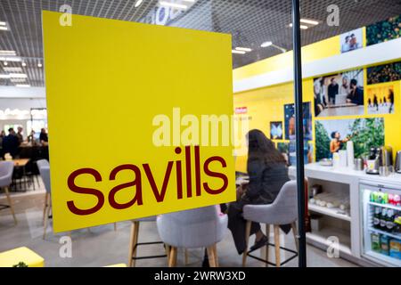 Cannes, Frankreich. März 2024. Das Savills-Logo auf der MIPIM in Cannes, Frankreich, am 13. März 2024. Foto: Laurent Coust/ABACAPRESS.COM Credit: Abaca Press/Alamy Live News Stockfoto