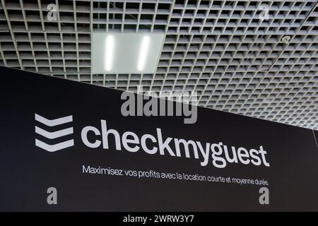 Cannes, Frankreich. März 2024. Das checkmyGuest Logo auf der MIPIM in Cannes, Frankreich, am 13. März 2024. Foto: Laurent Coust/ABACAPRESS.COM Credit: Abaca Press/Alamy Live News Stockfoto