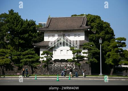 Eine Gruppe von Touristen, die durch den Kaiserpalast in Tokio, Japan, spazieren gehen. Stockfoto