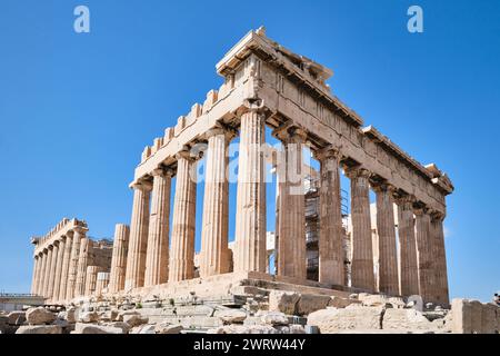 Athen, Griechenland - 2. März 2024: Ruinen des Parthenon-Tempels auf der Akropolis von Athen. Sie ist der Göttin Athena gewidmet Stockfoto