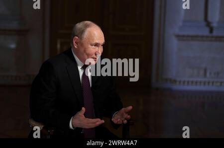 Moskau, Russland. März 2024. Der russische Präsident Wladimir Putin beantwortet eine Frage während eines Interviews mit dem Generaldirektor der Rossiya Segodnya International Media Group, Dmitry Kiselev, im Kreml am 12. März 2024 in Moskau. Quelle: Mikhail Metzel/Kreml Pool/Alamy Live News Stockfoto