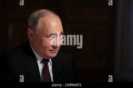 Moskau, Russland. März 2024. Der russische Präsident Wladimir Putin hört eine Frage während eines Interviews mit dem Generaldirektor der Rossiya Segodnya International Media Group, Dmitry Kiselev, im Kreml am 12. März 2024 in Moskau. Quelle: Mikhail Metzel/Kreml Pool/Alamy Live News Stockfoto