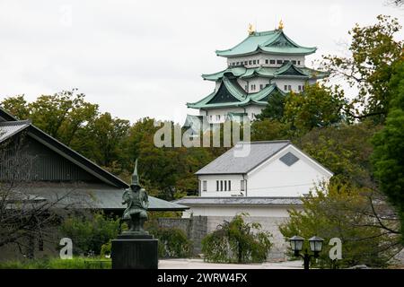 Nagoya, Japan; 10. Oktober 2023: Japanische Burg in der Stadt Nagoya und Besucher in ihren Gärten. Stockfoto