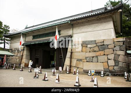 Nagoya, Japan; 10. Oktober 2023: Japanische Burg in der Stadt Nagoya und Besucher in ihren Gärten. Stockfoto