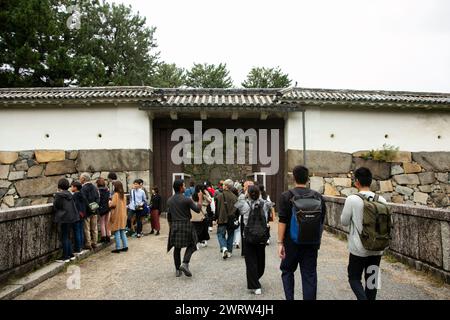 Nagoya, Japan; 10. Oktober 2023: Japanische Burg in der Stadt Nagoya und Besucher in ihren Gärten. Stockfoto