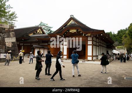 Nagoya, Japan; 10. Oktober 2023: Japanische Burg in der Stadt Nagoya und Besucher in ihren Gärten. Stockfoto