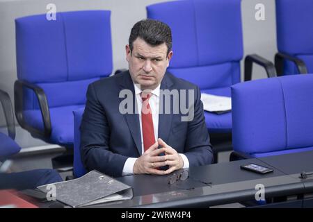 Hubertus Heil SPD, Bundesminister für Arbeit und Soziales, waehrend einer Sitzung des Deutschen Bundestags in Berlin, 14.03.2024. Berlin Deutschland *** Hubertus Heil SPD , Bundesminister für Arbeit und Soziales, während einer Sitzung des Deutschen Bundestages in Berlin, 14 03 2024 Berlin Deutschland Copyright: xLorenzxHuterxphotothek.dex Stockfoto