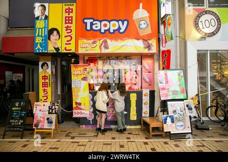 Nagoya, Japan; 10. Oktober 2023: Unternehmen und Restaurants im Handelszentrum der Stadt Nagoya. Stockfoto