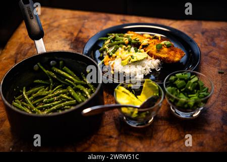 Ein rustikaler Tisch mit Tellern, Schüsseln und Besteck Stockfoto