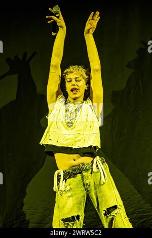 Mailand Italien. März 2024. Der polnische Sänger und Songwriter Jan Rozmanowski, bekannt als JANN, tritt live auf der Bühne bei Fabrique auf und eröffnet die Show von Madison Beer. Stockfoto