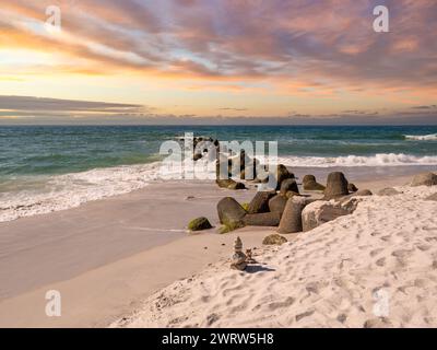 Tetrapoden Küstenschutz am Strand Hoernum bei Sonnenuntergang, Insel Sylt, Nordfriesland, Schleswig-Holstein, Deutschland Stockfoto